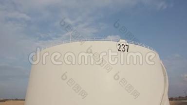 大型炼油厂的大型原油储罐